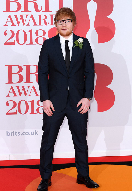 Nữ ca sĩ vô tư xoạc chân tạo dáng, để lộ nội y trên thảm đỏ BRIT Awards